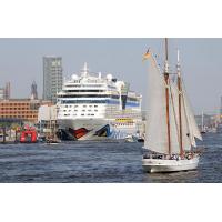 4100_3137 Segelschiff auf der Elbe vor dem Kreuzfahrtterminal Altona. | Hafengeburtstag Hamburg - groesstes Hafenfest der Welt